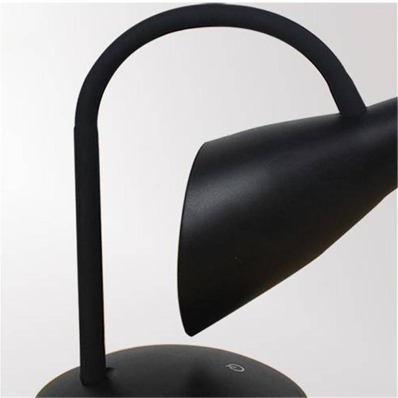 Lampe de bureau LED branchement USB (noir ou blanc)