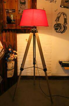 Lampadaire sur pied en tréteaux en bois ajustable avec abat-jour tissu - vue 6 sur 14