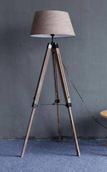 Lámpara de pie de caballete de madera regulable con pantalla de tela