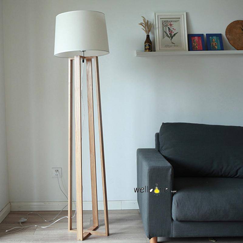 Lámpara de pie de estilo japonés con patas de madera y pantalla nórdica
