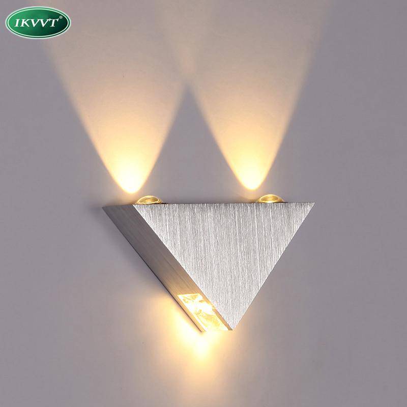Applique murale LED chromée en aluminium brossé en triangle
