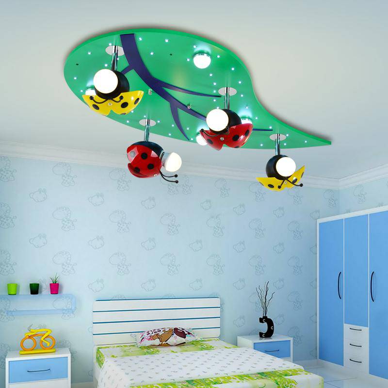 Lámpara de techo LED infantil en forma de hoja con mariquita