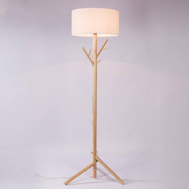 Lampadaire avec abat-jour en tissu et pied en bois style arbre