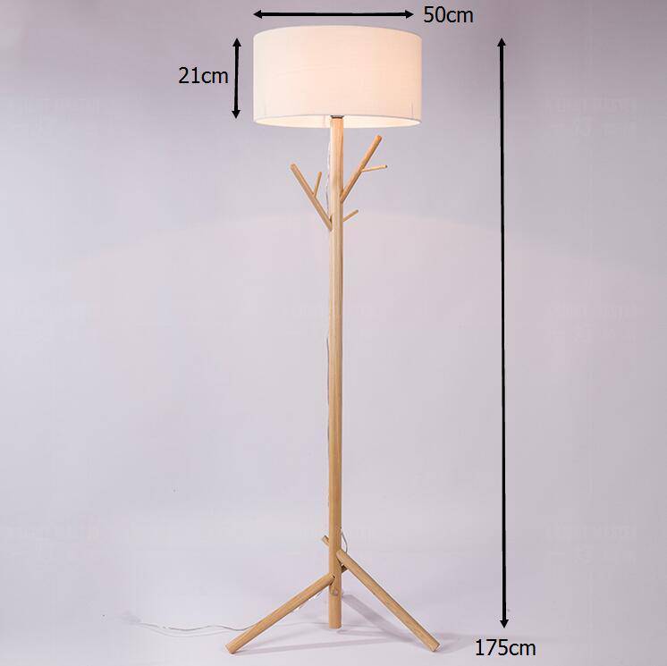 Lámpara de pie con pantalla de tela y base de madera de estilo arbóreo