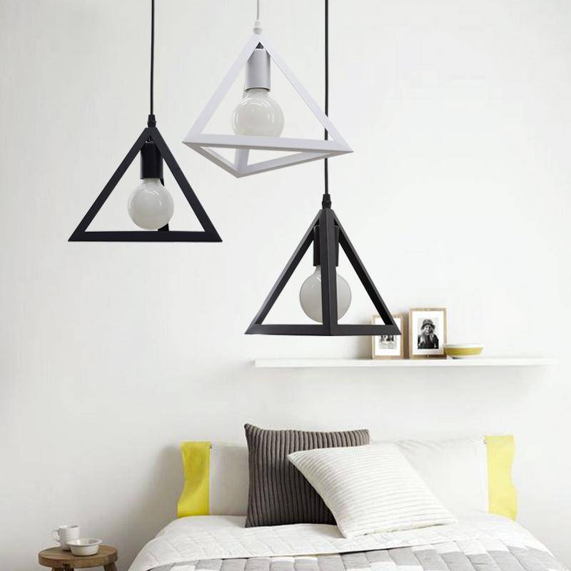 Suspension moderne LED en triangle (noir ou blanc)