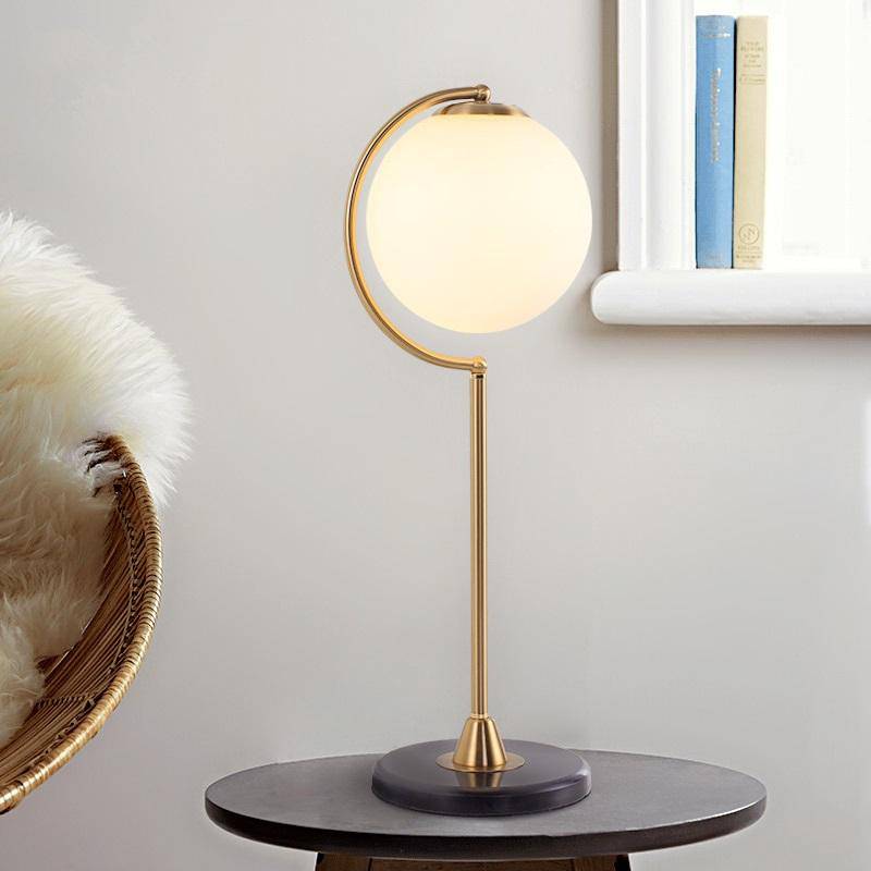 Lampe à poser LED doré avec boule en verre (plusieurs formes)