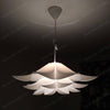 Suspension design en pétales de fleur blanche moderne