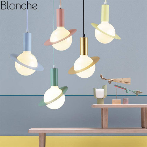 Suspension design à LED boule de verre et anneau coloré