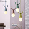 Suspension LED conique avec cornes de cerf colorée