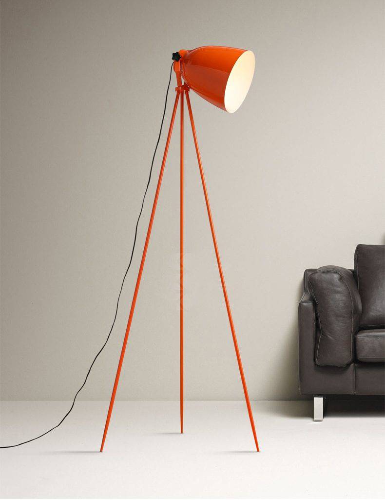 Lampadaire design orange à trois pieds Office