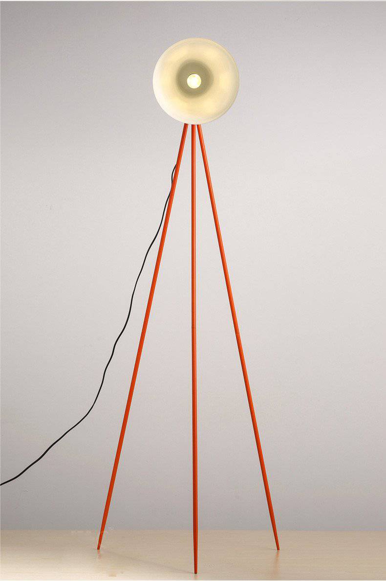 Lampadaire design orange à trois pieds Office