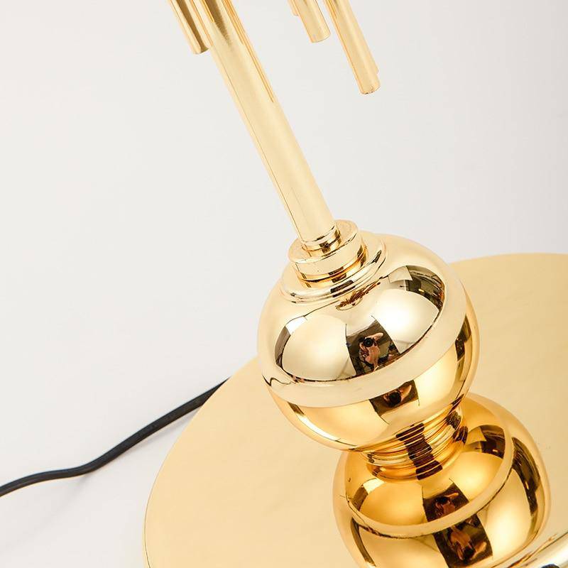 Lámpara de pie design dorada con cuerpo de pantalla redondeado negro