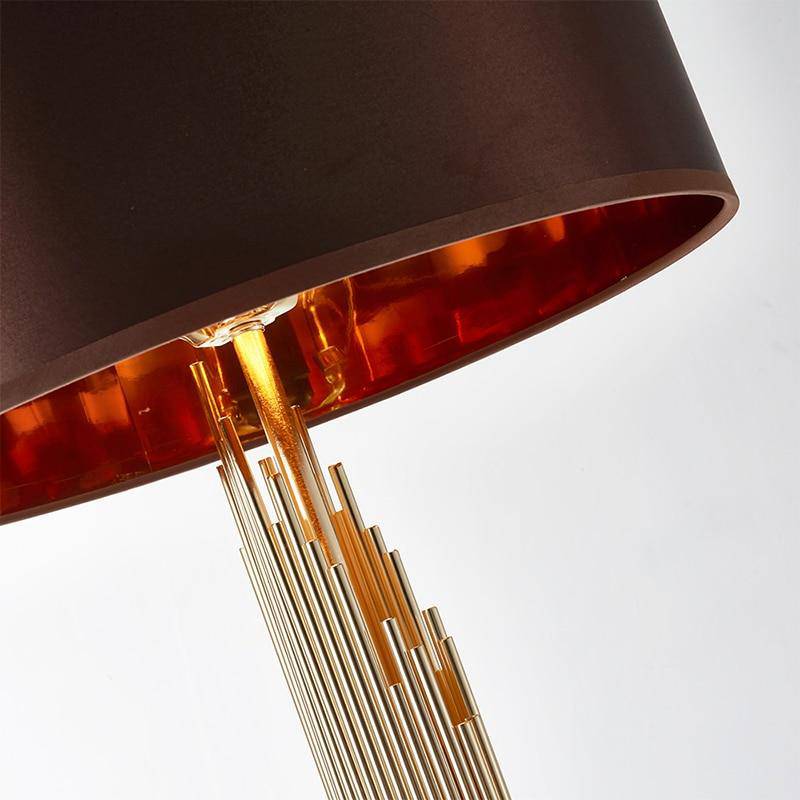 Lampadaire design doré avec abat-jour noir arrondi body