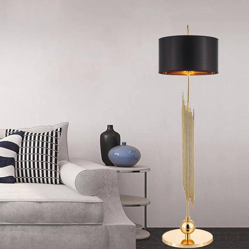 Lampadaire design doré avec abat-jour noir arrondi body