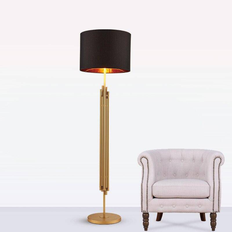 Lampadaire design doré avec abat-jour noir arrondi body