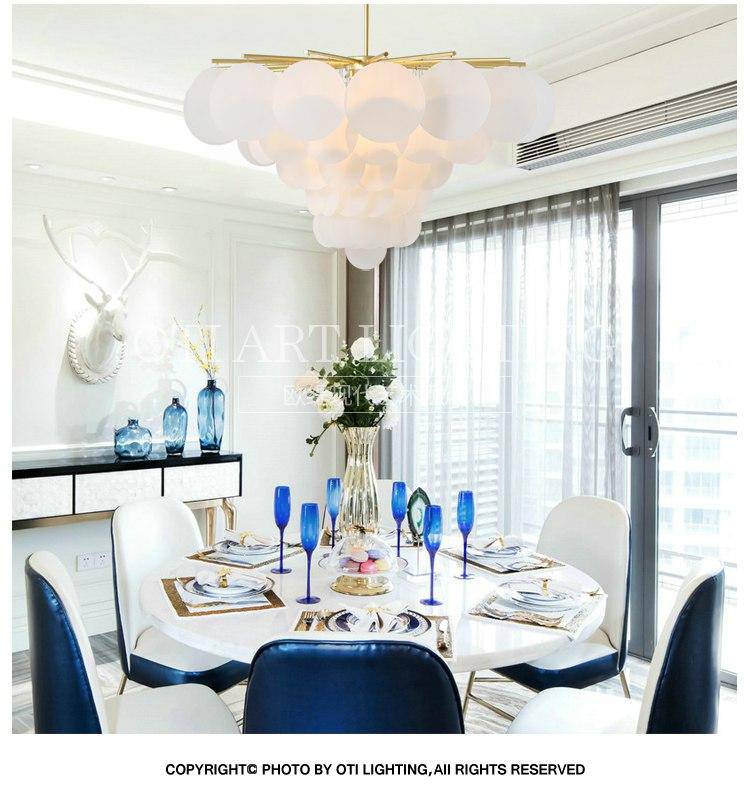 Lustre design avec branches dorées et boules en verre - vue 5 sur 7