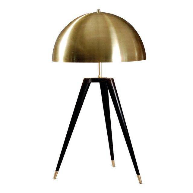 Lampadaire design triple pied et abat-jour sphérique en métal doré Luxe