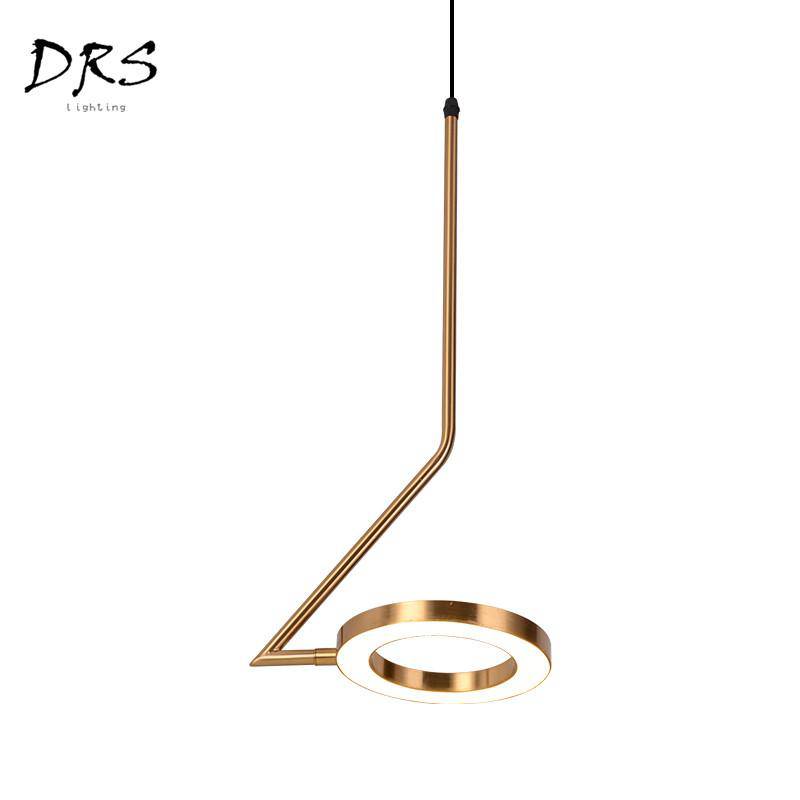 Suspension design doré à LED avec lampe ronde