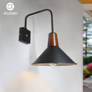 Applique murale design ajustable avec abat-jour en métal noir