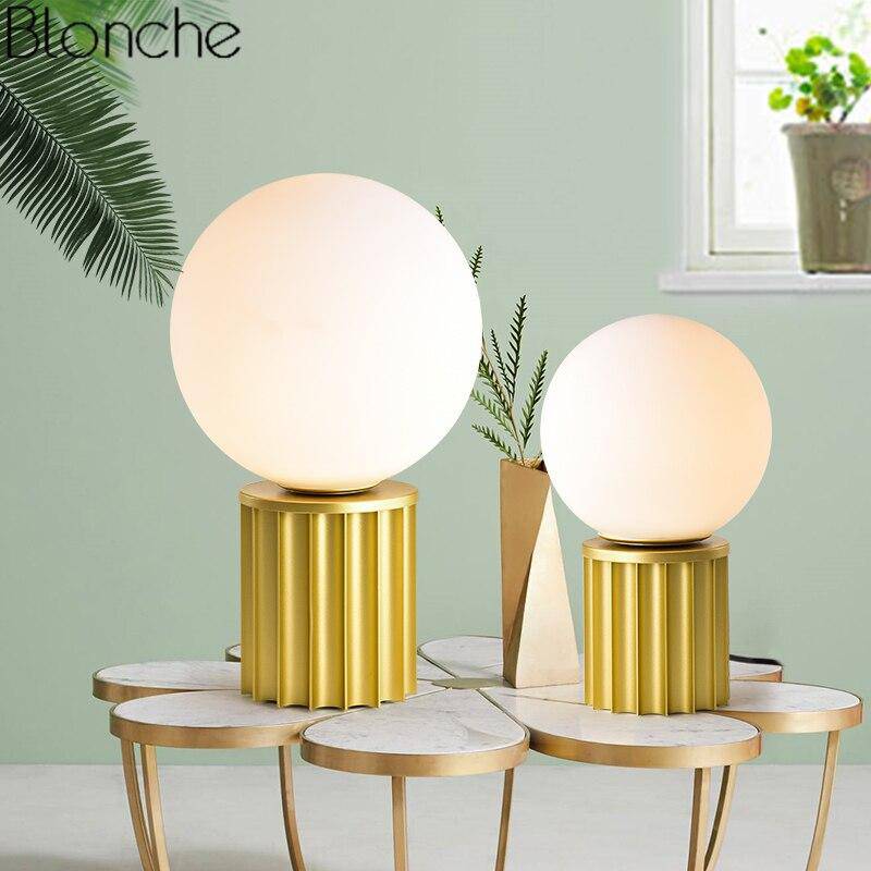 Lampe à poser design en métal doré avec boule blanche LED