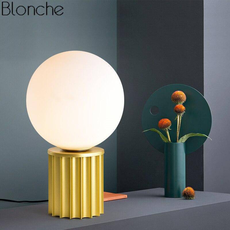 Lampe à poser design en métal doré avec boule blanche LED