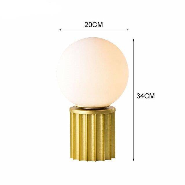 Lampe à poser design en métal doré avec boule blanche LED