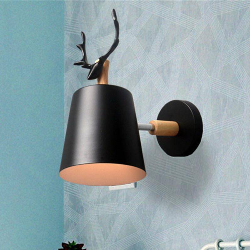 Lámpara de pared con pantalla de metal y soporte de madera con cuerno de ciervo