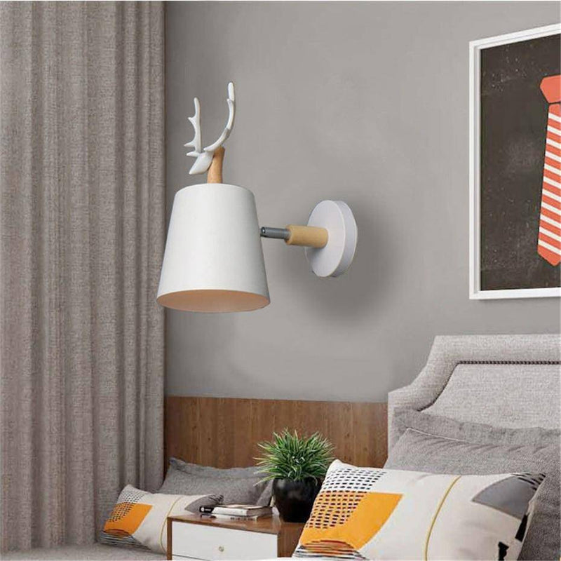 Lámpara de pared con pantalla de metal y soporte de madera con cuerno de ciervo