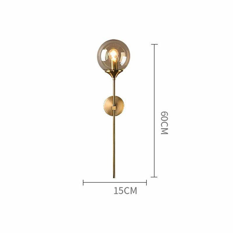 Applique murale design à LED avec bras doré et boule en verre
