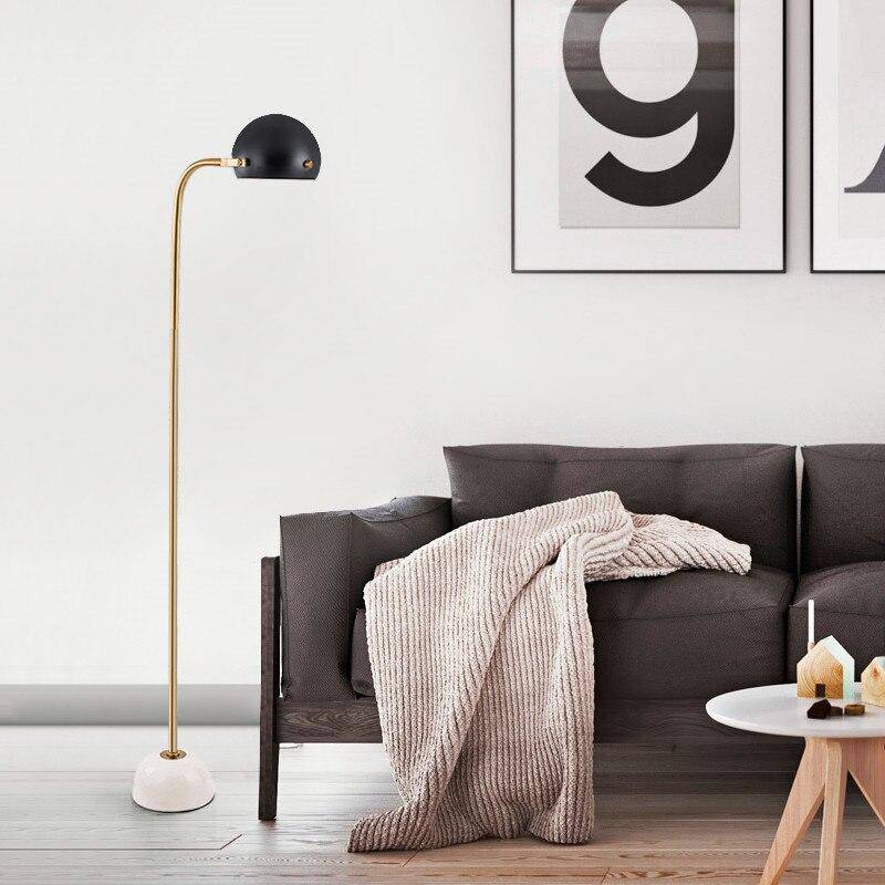 Lampadaire design doré avec abat-jour boule noire et base en marbre