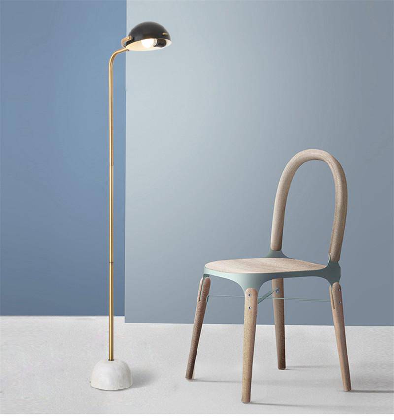 Lampadaire design doré avec abat-jour boule noire et base en marbre - vue 4 sur 9