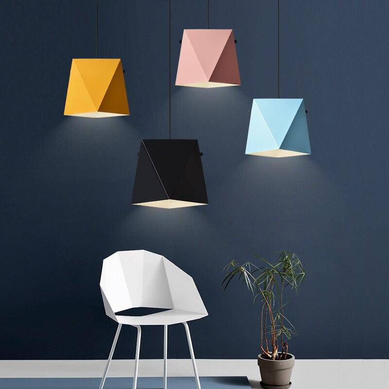 Lámpara de suspensión design LED con pantalla metálica de color geométrico