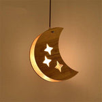 Suspension LED en forme d'étoiles et lunes en bois