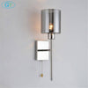 Applique murale design chromée à LED et abat-jour cylindrique en verre