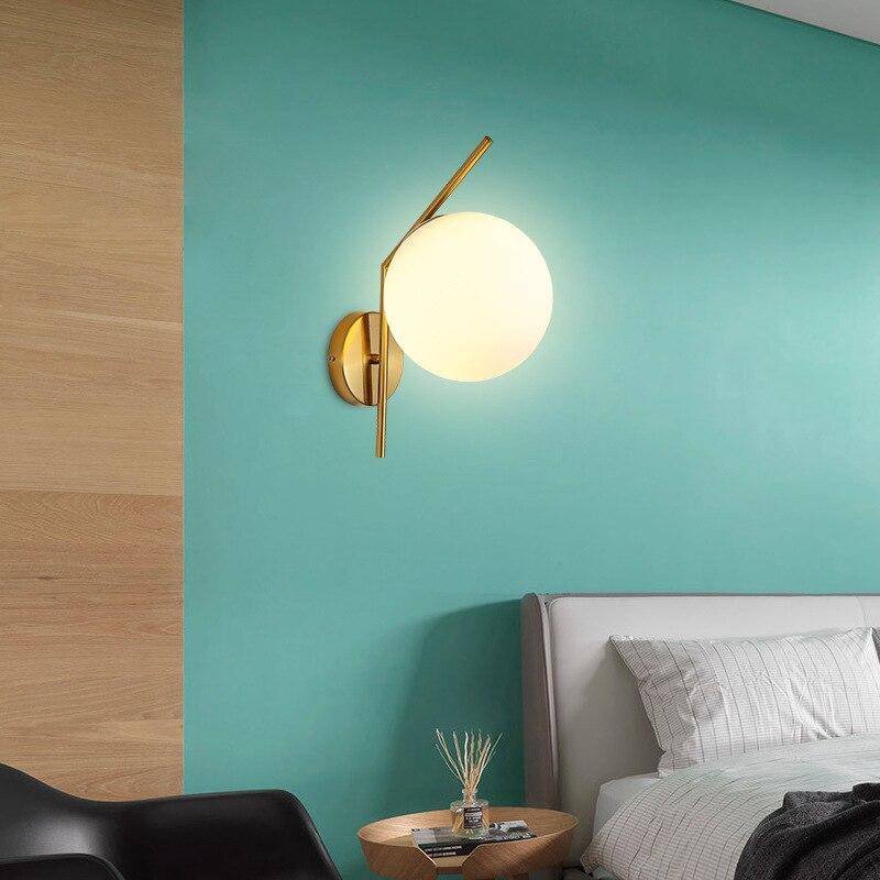 Applique murale design LED dorée avec boule en verre Nordic