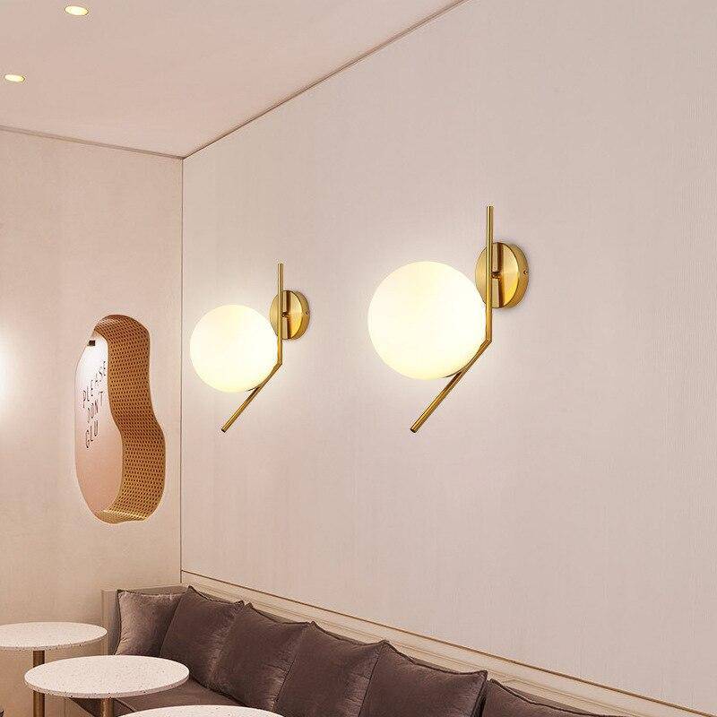 Applique murale design LED dorée avec boule en verre Nordic