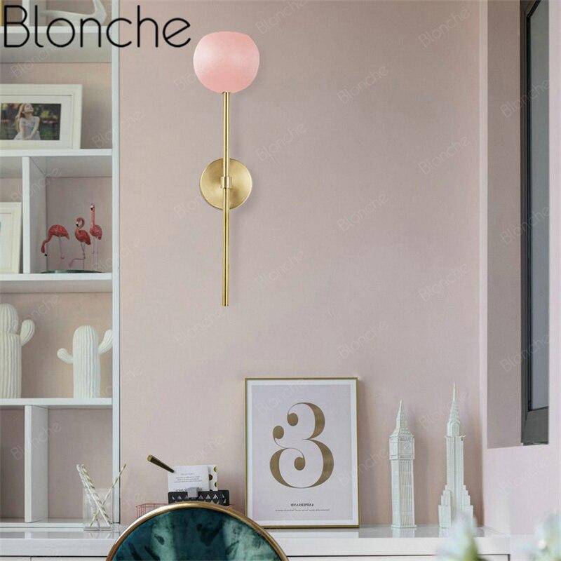 Applique murale dorée LED avec boule en verre de couleur