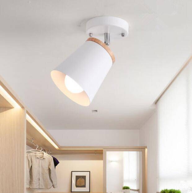Lámpara de techo LED con focos direccionales de metal y madera