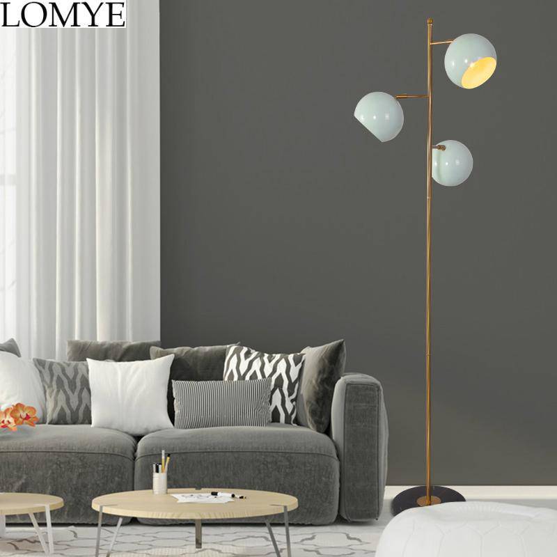 Lampadaire LED doré design avec lampes orientables blanches