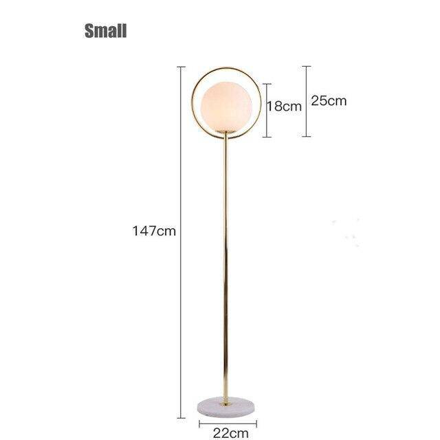 Lámpara de pie LED dorada con bola de cristal