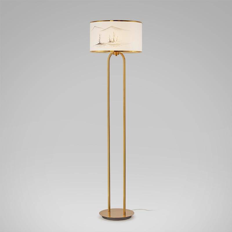 Moderna lámpara de pie dorada con pantalla de diseño japonés