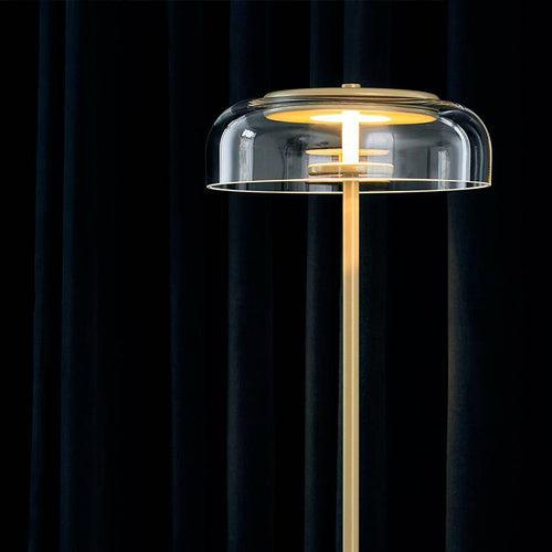 Lámpara de pie dorada con pantalla de cristal redonda