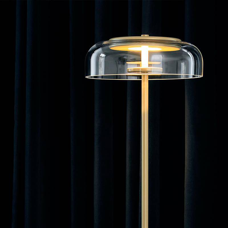 Lámpara de pie dorada con pantalla de cristal redonda