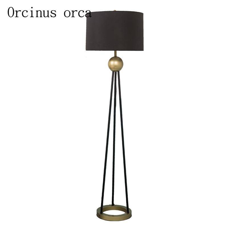 Lampadaire LED design trois pieds reliés avec boule doré et abat-jour tissu - vue 4 sur 3