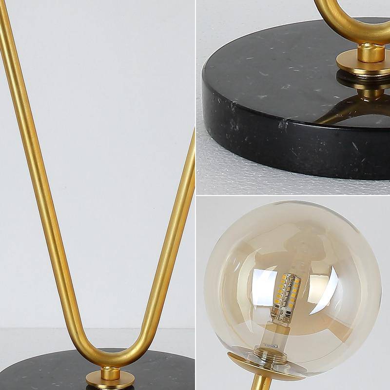 Lampe de chevet design avec deux branches doré et boules en verre
