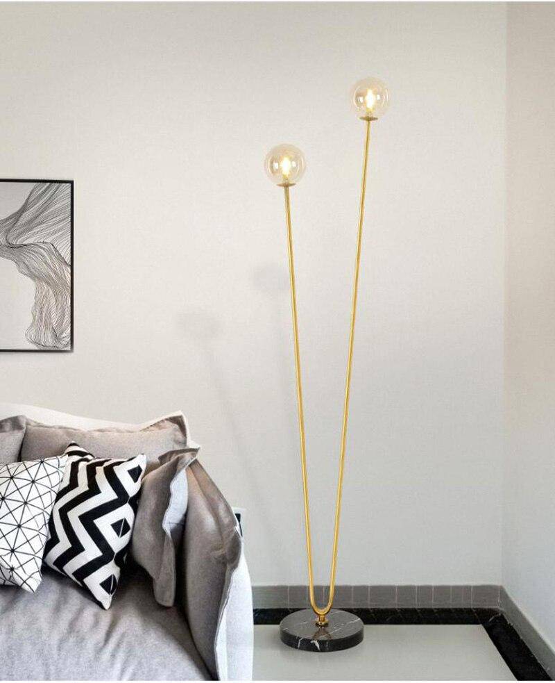 Lampadaire design avec deux branches doré et boules en verre