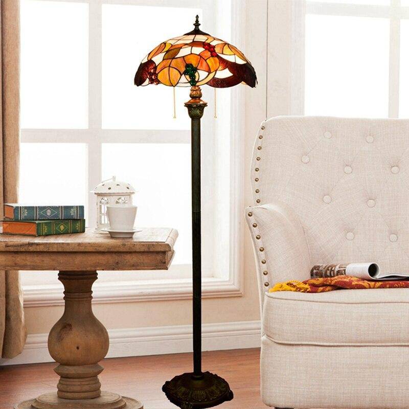 Lámpara de pie Tiffany con pantalla de vidriera naranja