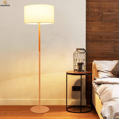 Lámpara de pie con pantalla de tela y base de madera
