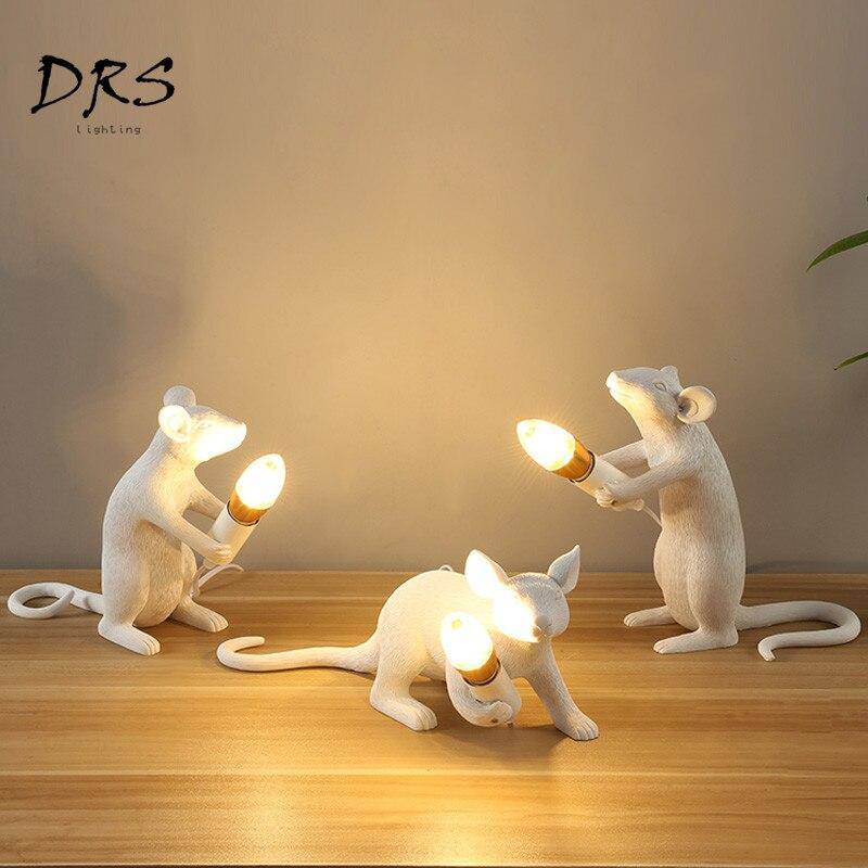 Lampe à poser en forme de souris tenant une lampe