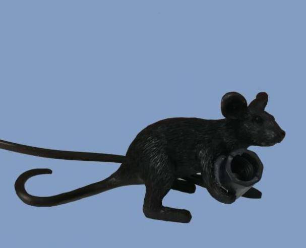 Lampe à poser en forme de souris tenant une lampe